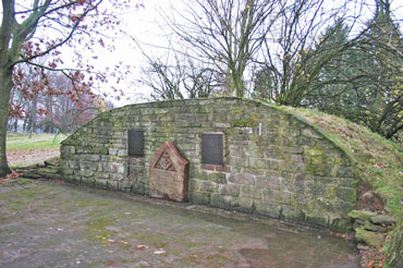 Nach der Reinigung befindet sich die Erinnerungsstätte wieder in einem ansehnlichen Zustand!